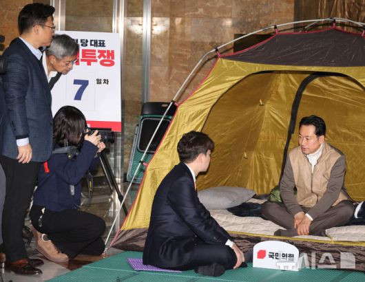 [서울=뉴시스] 김금보 기자 = 이준석 개혁신당 대표가 21일 오전 서울 여의도 국회 로텐더홀에서 '민주당 공천 뇌물·통일교 게이트 특검' 수용 촉구 단식투쟁을 하는 장동혁 국민의힘 대표를 찾아 악수하고 있다. 2026.01.21. kgb@newsis.com