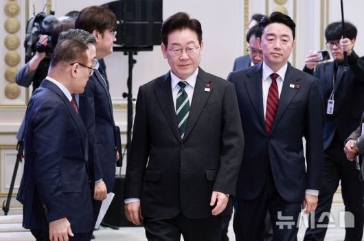 [서울=뉴시스] 고범준 기자 = 이재명 대통령이 21일 청와대 영빈관에서 열린 2026년 신년 기자회견에 입장하고 있다. 2026.01.21. bjko@newsis.com