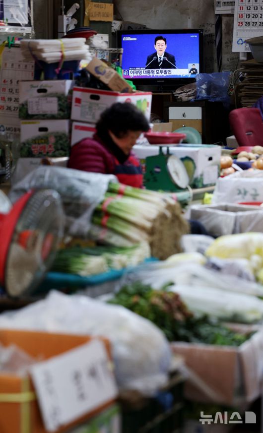 [서울=뉴시스] 김진아 기자 = 21일 서울 서대문구 인왕시장의 한 상점에 이재명 대통령의 신년 기자회견이 TV를 통해 생중계 되고 있다. 2026.01.21. bluesoda@newsis.com