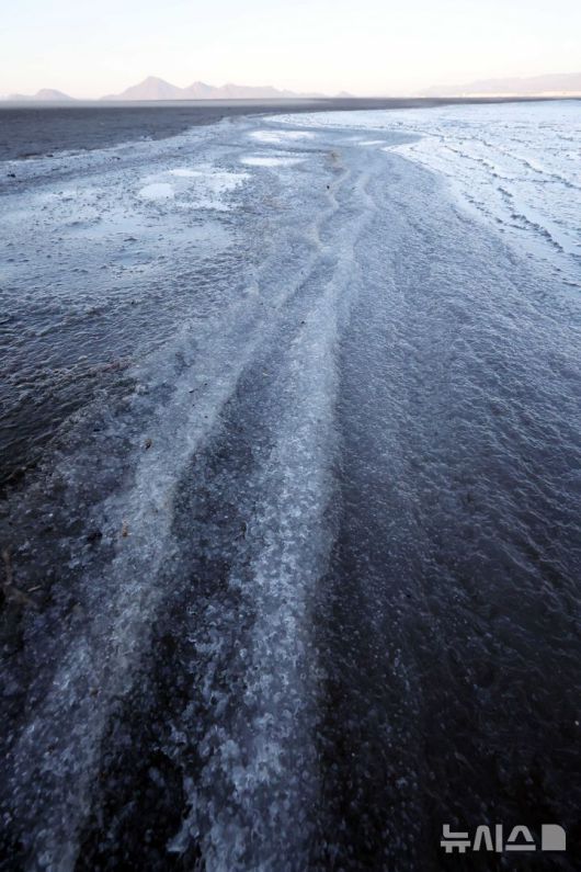 [부산=뉴시스] 하경민 기자 = 전국에 한파가 덮친 21일 부산 사하구 다대포해수욕장 백사장 일부에 바닷물이 얼어 있다. 2026.01.21. yulnetphoto@newsis.com