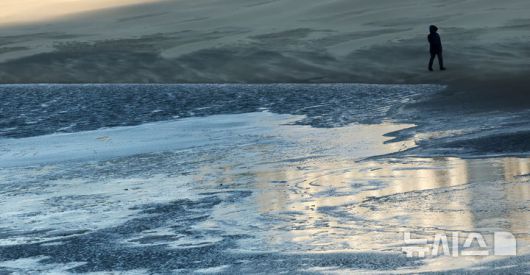 [부산=뉴시스] 하경민 기자 = 전국에 한파가 덮친 21일 부산 사하구 다대포해수욕장 백사장 일부에 바닷물이 얼어 있다. 2026.01.21. yulnetphoto@newsis.com