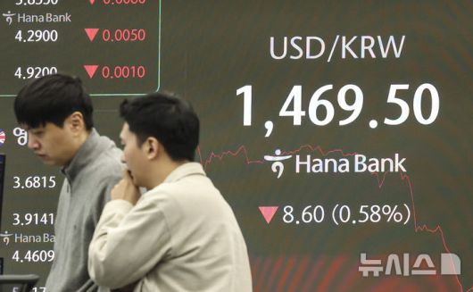 [서울=뉴시스] 김근수 기자 = 이재명 대통령의 신년 기자회견이 열린 21일 오전 서울 중구 하나은행 딜링룸 전광판에 원·달러 환율이 장중 한때 1,469.5원을 기록하고 있다. 2026.01.21. ks@newsis.com