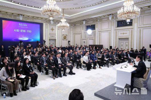 [서울=뉴시스] 고범준 기자 = 이재명 대통령이 21일 청와대 영빈관에서 2026년 신년 기자회견을 하고 있다. 2026.01.21. bjko@newsis.com