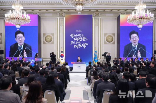 [서울=뉴시스] 고범준 기자 = 이재명 대통령이 21일 청와대 영빈관에서 2026년 신년 기자회견을 하고 있다. 2026.01.21. bjko@newsis.com