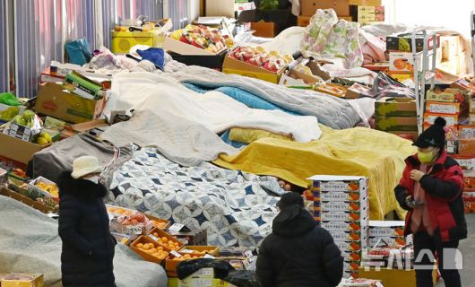 [수원=뉴시스] 김종택 기자 = 전국적으로 매서운 한파가 이어지고 있는 21일 경기 수원시 권선구 수원농수산물도매시장 과일동에 동파 방지를 위해 보온 담요가 씌워져 있다. 2026.01.21. jtk@newsis.com
