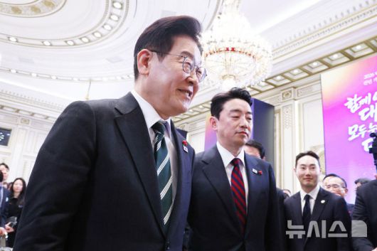 [서울=뉴시스] 고범준 기자 = 이재명 대통령이 21일 청와대 영빈관에서 열린 2026년 신년 기자회견을 마친 뒤 이동하고 있다. 2026.01.21. bjko@newsis.com