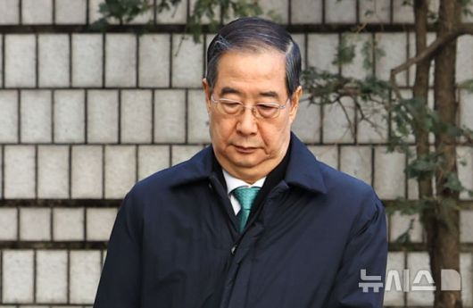 [서울=뉴시스] 최진석 기자 = 12·3 비상계엄 관련 내란 방조 등 혐의를 받는 한덕수 전 국무총리가 21일 서울 서초구 서울중앙지법에서 열린 1심 선고공판에 출석하고 있다. 2026.01.21. myjs@newsis.com