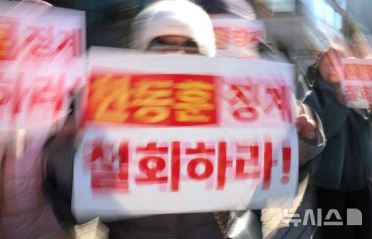 [대구=뉴시스] 이무열 기자 = 한동훈 전 국민의힘 대표 지지자들이 21일 대구 수성구 국민의힘 대구시당 앞에서 한 전 대표 제명 철회를 촉구하는 기자회견을 열고 구호를 외치고 있다. 2026.01.21. lmy@newsis.com