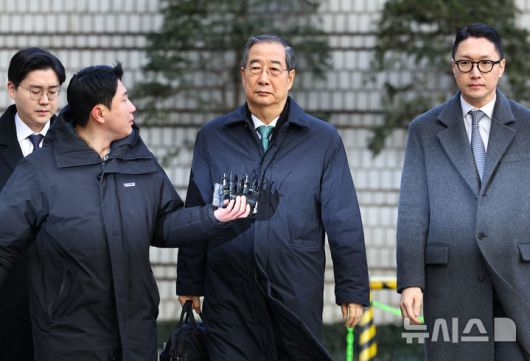 [서울=뉴시스] 최진석 기자 = 12·3 비상계엄 관련 내란 방조 등 혐의를 받는 한덕수 전 국무총리가 21일 서울 서초구 서울중앙지법에서 열린 1심 선고공판에 출석하고 있다. 2026.01.21. myjs@newsis.com