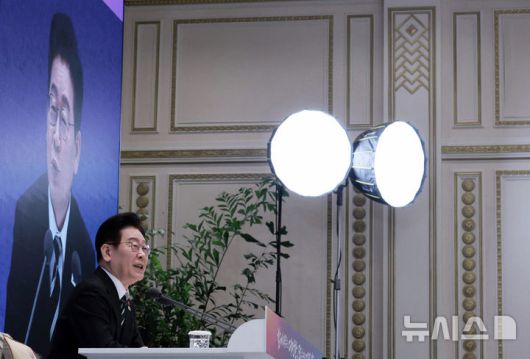 [서울=뉴시스] 고범준 기자 = 이재명 대통령이 21일 청와대 영빈관에서 열린 2026년 신년 기자회견에서 발언하고 있다. 2026.01.21. bjko@newsis.com