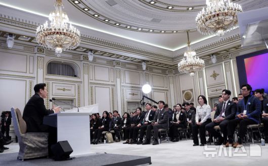 [서울=뉴시스] 고범준 기자 = 이재명 대통령이 21일 청와대 영빈관에서 열린 2026년 신년 기자회견에서 발언하고 있다. 2026.01.21. bjko@newsis.com