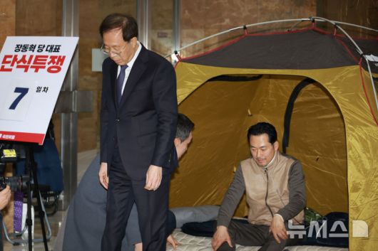 [서울=뉴시스] 고승민 기자 = 이석연 국민통합위원장이 21일 서울 여의도 국회 로텐더홀에서 이레째 단식농성중인 장동혁 국민의힘 대표를 만난 뒤 돌아서고 있다. 2026.01.21. kkssmm99@newsis.com