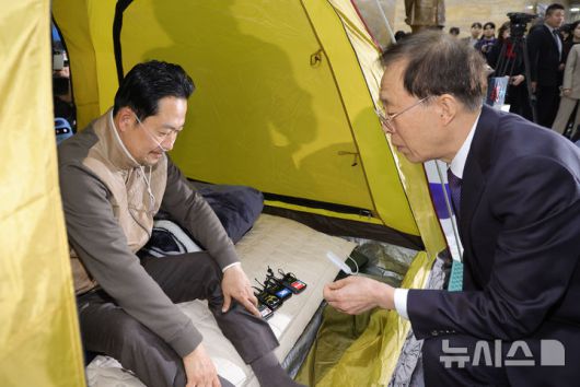 [서울=뉴시스] 고승민 기자 = 통일교·공천헌금 '쌍특검' 수용을 요구하며 단식 중인 국민의힘 장동혁 대표가 21일 국회 로텐더홀 단식 농성장을 찾은 이석연 국민통합위원장과 대화하고 있다.(공동취재) 2026.01.21. photo@newsis.com