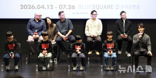 [서울=뉴시스] 박진희 기자 = 뮤지컬 '빌리 엘리어트' 출연 배우 김승주(앞줄 왼쪽부터), 김우진, 조윤우, 박지후, 임선우, 해외 협력 연출 애드 번사이드(뒷줄 왼쪽부터), 해외 협력 안무 톰 호지슨, 국내 협력 안무 이정권과 신현지가 21일 서울 중구 충무아트센터에서 기자간담회를 하고 있다. 2026.01.21. pak7130@newsis.com