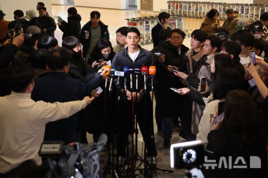 [인천공항=뉴시스] 권창회 기자 = 미국프로야구 메이저리그(MLB) 샌프란시스코 자이언츠 이정후가 21일 인천국제공항 제2여객터미널에서 출국하며 인터뷰하고 있다. 2026.01.21. kch0523@newsis.com