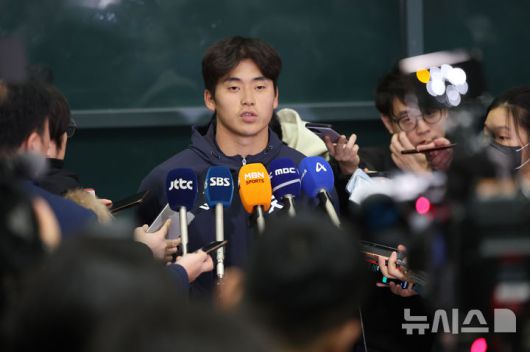 [인천공항=뉴시스] 권창회 기자 = 대한민국 야구 국가대표팀 박영현이 21일 인천국제공항 제1여객터미널을 통해 귀국해 인터뷰 하고 있다. 2026.01.21. kch0523@newsis.com