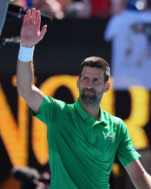 [멜버른=AP/뉴시스] 호주오픈 테니스대회 2회전에서 승리한 뒤 손을 들어올린 노바크 조코비치. 2026.01.22.