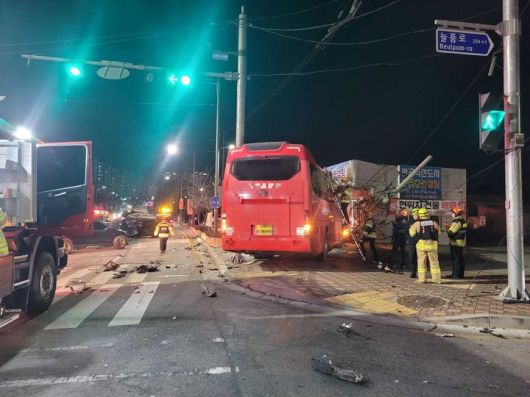 [원주=뉴시스] 21일 오후 원주시 반곡동 국과수 앞 사거리에서 교통사고 모습.(사진=원주소방서 제공)photo@newsis.com *재판매 및 DB 금지