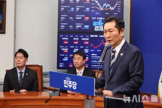 [서울=뉴시스] 조성봉 기자 = 정청래 더불어민주당 대표가 22일 오전 서울 여의도 국회에서 긴급기자회견을 열고 조국혁신당에 합당 제안을 하고 있다. 2026.01.22. suncho21@newsis.com