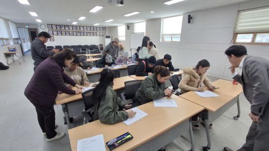 [고성(경남)=뉴시스] 신정철 기자= 경남 고성군은 외국인 계절근로자와 고용 농가를 위해 지난 20~21일 양일간 영오면 사무소와 나눔복지센터 주차장에서 운영한 ‘찾아가는 이동은행(무빙뱅크)’이 큰 호응을 얻었다고 22일 밝혔다. 사진은 BNK경남은행과 협업을 통해 해외송금 수수료 감면 및 환율 우대 혜택을 제공하고 있는 모습.(사진=고성군 제공).2026.01.22. photo@newsis.com *재판매 및 DB 금지