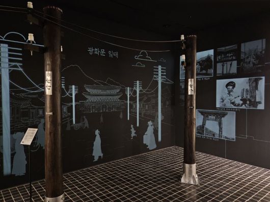 [서울=뉴시스] 박은비 기자 = KT가 광화문빌딩 웨스트(West)사옥 2층에 대한민국 정보통신 역사와 KT의 과거, 현재, 미래를 담은 상설 전시관 '온마루'를 운영하고 있다. 사진은 22일 오전 온마루에 서 시간의 회랑을 촬영한 모습. 2026.01.22. silverline@newsis.com *재판매 및 DB 금지