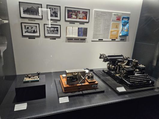 [서울=뉴시스] 박은비 기자 = KT가 광화문빌딩 웨스트(West)사옥 2층에 대한민국 정보통신 역사와 KT의 과거, 현재, 미래를 담은 상설 전시관 '온마루'를 운영하고 있다. 사진은 22일 오전 온마루에 전시된 전신기 모습. 2026.01.22. silverline@newsis.com *재판매 및 DB 금지