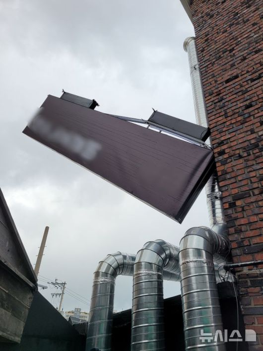 [제주=뉴시스] 21일 오후 제주시 연동에서 강풍에 의해 간판이 파손돼 소방당국이 안전조치에 나서고 있다. (사진=제주소방안전본부 제공) 2026.01.22. photo@newsis.com