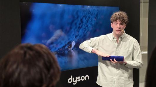 [서울=뉴시스]22일 다이슨 더 넥스트 홈 랩(The Next Home Lab) 팝업에서 진행된 미디어 행사에서 다이슨 홈 RDD(Research, Design and Development) 소프트웨어 팀 시니어 디자인 매니저 네이슨 로슨 맥클린(Nathan Lawson McLean)이 다이슨 스팟앤스크럽 Ai 로봇 청소기 제품 시연을 선보이고 있다. 신제품은 롤러형 걸레를 사용한다. photo@newsis.com *재판매 및 DB 금지