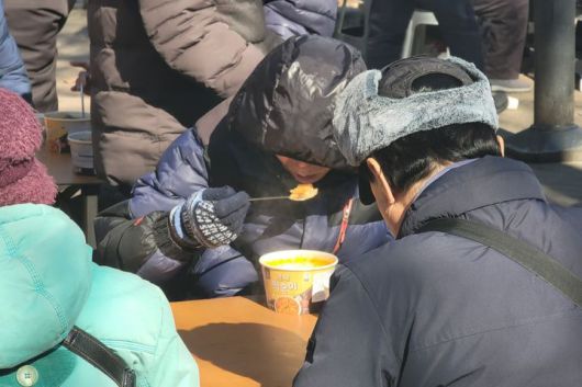 [대구=뉴시스] 이상제 기자 = 22일 대구 달서구 두류네거리 인근 사랑해밥차 무료 급식소를 찾은 어르신들이 점심을 먹고 있다. 2026.01.22. king@newsis.com  *재판매 및 DB 금지