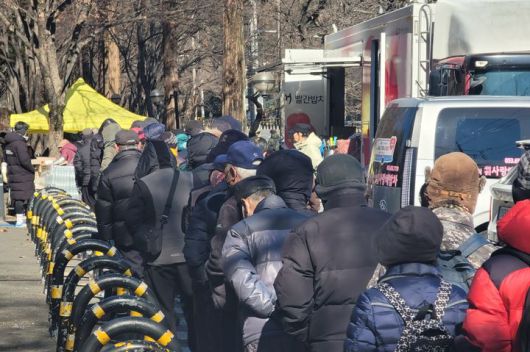 [대구=뉴시스] 이상제 기자 = 22일 대구 달서구 두류네거리 인근 사랑해밥차 무료 급식소를 찾은 어르신들이 점심 배식을 받기 위해 줄을 서고 있다. 2026.01.22. king@newsis.com  *재판매 및 DB 금지