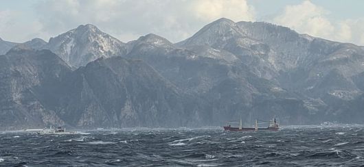 [동해=뉴시스] 러시아 국적 화물선 예인중인 모습.(사진=동해해경청 제공)photo@newsis.com *재판매 및 DB 금지