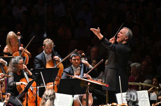 [서울=뉴시스]BBC심포니 오케스트라와 수석지휘자 사카리 오라모. (사진=성남아트센터 제공)