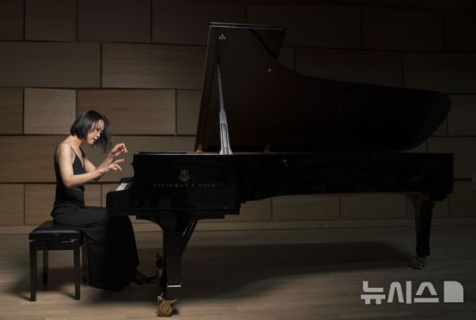 [서울=뉴시스]BBC심포니와 협연하는 피아니스트 손열음. (사진=성남아트센터 제공)
