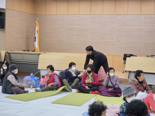 [광양=뉴시스] 농협전남본부는 21일 광양시 옥곡면과 진상면 일대에서 발생한 산불과 관련해 광양시지부, 광양동부농협, 진상농협과 함께 피해 현장을 찾아 농업부문 피해 상황을 점검하고 이재민 지원 활동을 펼폈다. (사진=전남농협 제공) photo@newsis.com *재판매 및 DB 금지