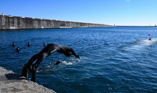 [동해=뉴시스] 22일 동해군항 1부두에서 5구조작전중대 대원들이 철인 심해잠수팀 선발 경기의 마지막 종목인 릴레이 수영을 실시하고 있다. 이들은 혹한기 동해안의 냉해를 온몸으로 느끼며 심해잠수사 SSU로서 정신력을 배양했다.(사진=해군 1함대 제공)photo@newsis.com *재판매 및 DB 금지