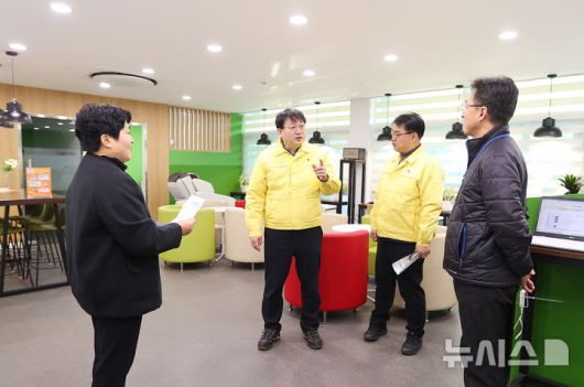 [의왕=뉴시스] 안치권 부시장이 이동 노동자 쉼터를 방문해 이어지는 한파에 따른 현장 점검을 하고 있다. (사진=의왕시 제공). 2026.01.23. photo@newsis.com