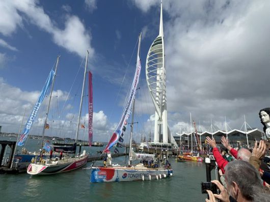 [통영=뉴시스] 신정철 기자= 경상남도와 통영시는 22일 오후 서울 한국프레스센터에서 기자회견을 열고 세계적인 해양스포츠 이벤트인 '2025-26 클리퍼 세계일주 요트대회' 및 기항지 행사 개최 계획과 함께 대한민국 최초로 추진 중인 ‘복합해양레저관광도시 조성사업’과의 연계 전략을 공개했다.사진은 '2025-26 클리퍼 세계일주 요트대회' 통영호 영국 출항 모습.(사진=통영시 제공).2026.01.22. photo@newsis.com *재판매 및 DB 금지