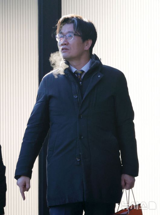 [과천=뉴시스] 홍효식 기자 = 오동운 고위공직자범죄수사처(공수처) 처장이 22일 오전 경기 과천시 정부과천청사 공수처로 출근하며 주변을 살펴보고 있다.이날은 국회 위증 혐의 수사를 지연시킨 혐의로 기소된 오동운 공수처장의 첫 재판이 열린다. 2026.01.22. yesphoto@newsis.com