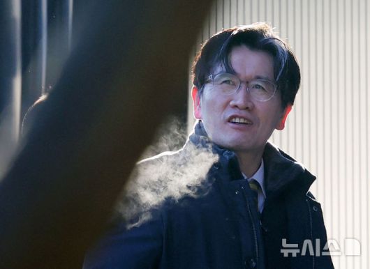 [과천=뉴시스] 홍효식 기자 = 오동운 고위공직자범죄수사처(공수처) 처장이 22일 오전 경기 과천시 정부과천청사 공수처로 출근하고 있다.이날은 국회 위증 혐의 수사를 지연시킨 혐의로 기소된 오동운 공수처장의 첫 재판이 열린다. 2026.01.22. yesphoto@newsis.com