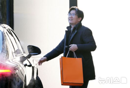 [과천=뉴시스] 홍효식 기자 = 오동운 고위공직자범죄수사처(공수처) 처장이 22일 오전 경기 과천시 정부과천청사 공수처로 출근하고 있다.이날은 국회 위증 혐의 수사를 지연시킨 혐의로 기소된 오동운 공수처장의 첫 재판이 열린다. 2026.01.22. yesphoto@newsis.com