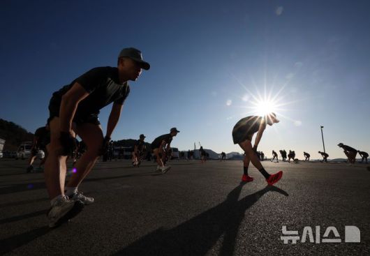 [창원=뉴시스] 정병혁 기자 = 해군 특수전전단 해난구조전대(SSU) 소속 심해잠수사들이  22일 경남 창원시 진해구 진해군항에서 열린 2026년 혹한기 내한훈련에서 SSU 특수체조를 하고 있다. 2026.01.22. jhope@newsis.com
