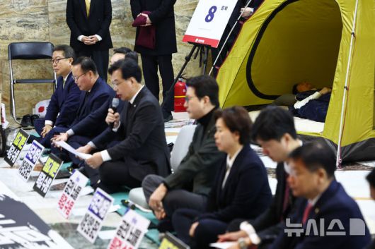 [서울=뉴시스] 김명년 기자 = 통일교·공천헌금 '쌍특검' 수용을 촉구하며 여드레째 단식중인 장동혁 국민의힘 대표가 21일 서울 여의도 국회 로텐더홀 농성장 앞에서 열린 최고위원회의에 불참한 채 텐트에 누워있다. 2026.01.22. kmn@newsis.com