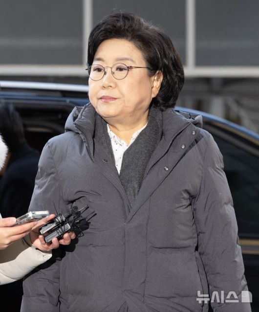 [서울=뉴시스] 황준선 기자 = 이혜훈 초대 기획예산처 장관 후보자가 22일 오전 서울 중구 예금보험공사에 마련된 인사청문회 준비 사무실로 출근하고 있다. 2026.01.22. hwang@newsis.com