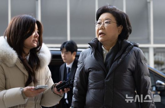 [서울=뉴시스] 황준선 기자 = 이혜훈 초대 기획예산처 장관 후보자가 22일 오전 서울 중구 예금보험공사에 마련된 인사청문회 준비 사무실로 출근하고 있다. 2026.01.22. hwang@newsis.com