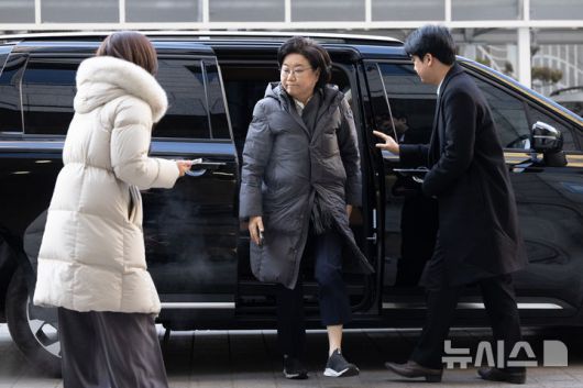 [서울=뉴시스] 황준선 기자 = 이혜훈 초대 기획예산처 장관 후보자가 22일 오전 서울 중구 예금보험공사에 마련된 인사청문회 준비 사무실로 출근하고 있다. 2026.01.22. hwang@newsis.com