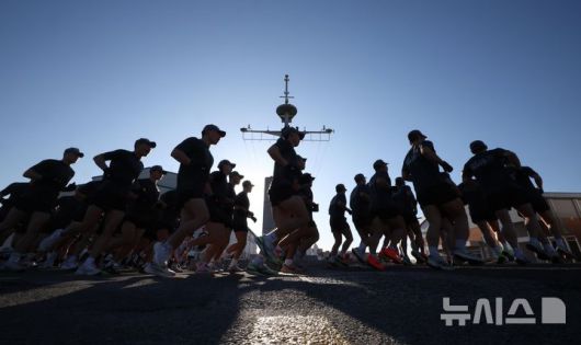 [창원=뉴시스] 정병혁 기자 = 해군 특수전전단 해난구조전대(SSU) 소속 심해잠수사들이  22일 경남 창원시 진해구 진해군항에서 열린 2026년 혹한기 내한훈련에서 단체달리기를 하고 있다. 2026.01.22. jhope@newsis.com