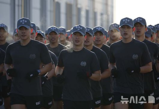 [창원=뉴시스] 정병혁 기자 = 해군 특수전전단 해난구조전대(SSU) 소속 심해잠수사들이  22일 경남 창원시 진해구 진해군항에서 열린 2026년 혹한기 내한훈련에서 단체달리기를 하고 있다. 2026.01.22. jhope@newsis.com