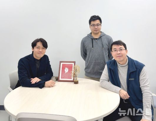 [나주=뉴시스] 한국에너지공과대학교(KENTECH·켄텍)가 희석된 이산화탄소(CO₂) 조건에서도 포집과 전환을 하나의 전극 구조 안에서 동시에 수행할 수 있는 새로운 전기화학 전극 시스템을 개발했다.(왼쪽부터) 켄텍 오명환 교수, 동라이 판 연구원, 켄텍 최원용 교수. (그래픽=켄텍 제공) photo@newsis.com