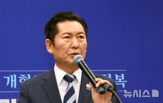 [서울=뉴시스] 김금보 기자 = 정청래 더불어민주당 대표가 22일 오전 서울 여의도 국회에서 긴급 기자회견을 열고 발언을 하고 있다. 2026.01.22. kgb@newsis.com