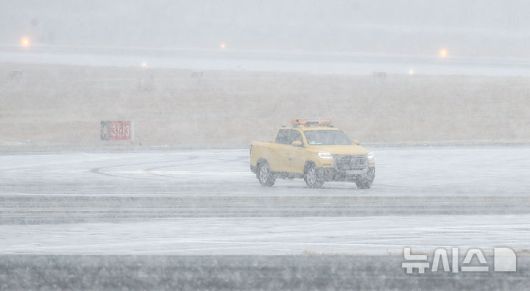 [제주=뉴시스] 우장호 기자 = 대설특보가 내려진 22일 오전 제주국제공항에 강한 눈이 내리자 활주로 노면 결빙 상태를 파악하기 위해 한국공항공사 차량이 이동하고 있다. 2026.01.22. woo1223@newsis.com
